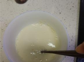 少许普通面粉加入适量的水。调整面水勾芡用，锅开之后放进去。做出来的汤比较浓稠，