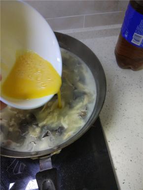 待锅内再次滚开之后，调成小火，倒入打碎的鸡蛋，一定要用小火不然做出来的鸡蛋花太碎