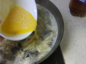待锅内再次滚开之后，调成小火，倒入打碎的鸡蛋，一定要用小火不然做出来的鸡蛋花太碎