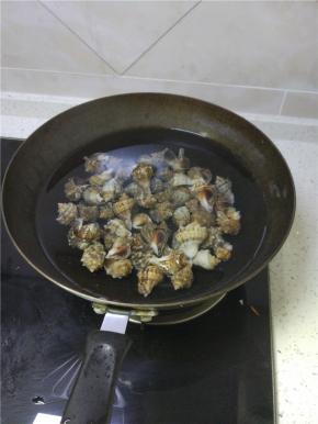 锅内加冷水，放入小海螺