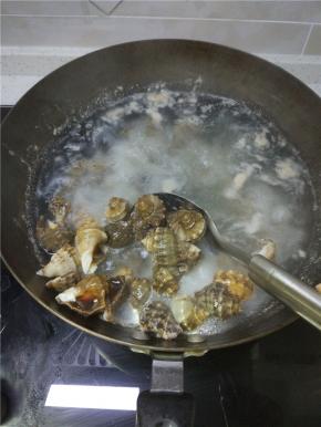 用勺子把煮出来的浮沫刮干净