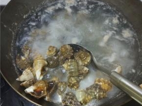 用勺子把煮出来的浮沫刮干净