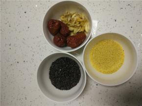 黑米、小米淘洗干净，干百合提前泡上两个小时，