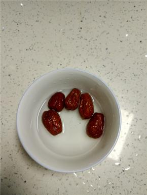 红枣用刚烧开的热水烫一下，不然煮出来的粥会有些发苦，