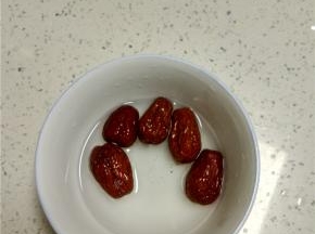 红枣用刚烧开的热水烫一下，不然煮出来的粥会有些发苦，