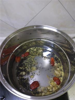 将所有的材料放入锅内，大火少开转小火