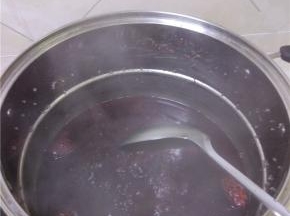 煮到半个小时左右，粥开始变得浓稠，