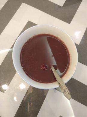  拿掉盖子，用勺子一边搅一边用小火熬，再煮十分钟左右，这样做出来的粥口感比较绵密，