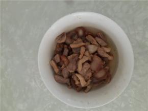 将锅烧热加入生姜大蒜，把切好的肉片放入油锅中抄熟盛起备用