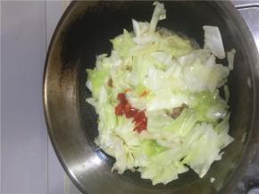 将包菜用手撕开并洗净，将水晾一下。