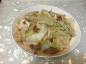 油锅加热放入包菜爆炒，把肉加入锅中，最后加入生抽，味精，盐和红辣椒末。