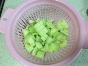 将老黄瓜刨皮洗净，去掉里面的籽。切成丁状。