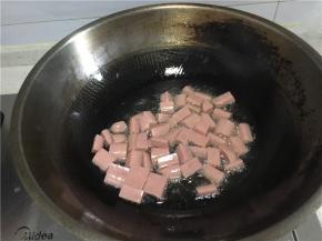 将火腿肠切成丁状，放入油锅中油炸。