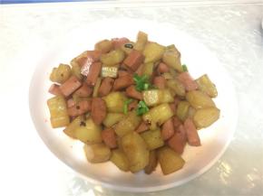 将黄瓜放入油锅中和火腿肠一起爆炒，然后加入一点水煮熟后加入盐味精和老干妈盛起。