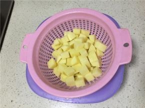 将土豆洗净切成丁状