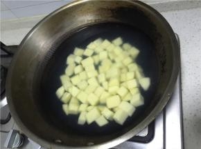 放入少许盐出水。将土豆出水盛出然后用冷水冲洗，颜色更好看