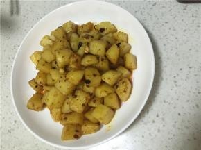 锅里放入少许油，生姜大蒜，土豆丁爆炒。加入老干妈，少许味精盛出装盘。
