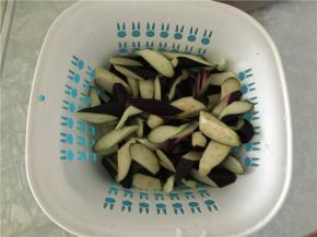 将茄子切成多边形，加入少许盐腌制一下，把腌制出来的水倒掉。