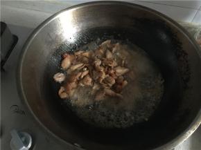 将青辣椒切成条状备用。肉片切成片用油煎好备用。