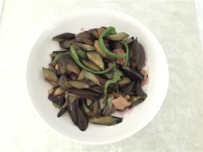 然后加入青辣椒和肉片，炒熟后加入作料盛起。