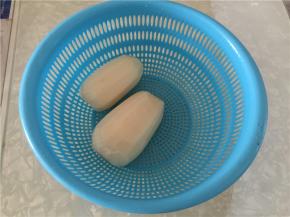 将莲藕刨皮洗净。