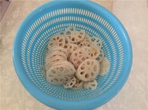 将莲藕切成片状