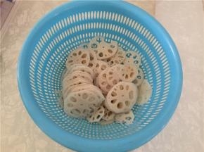 将莲藕切成片状