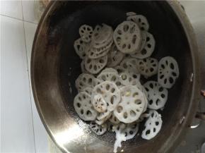 将油锅烧热，放入生姜和大蒜加入连藕片爆炒，要是干的话加点水。