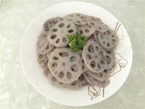 炒熟后盛出，加点葱装盘。