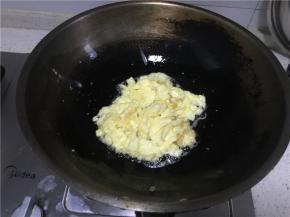 鸡蛋打入碗中，加入少许盐，用筷子充分打均，取一个深一点的炒锅，倒入适量油，油的量多一些，可以是蛋液的一半多，油要烧的热一些在倒入蛋液，沿着油锅边缘倒入，然后用锅铲搅动几下，并将鸡蛋盛出待用，在锅里加入少许油，把鸡蛋煎好后盛起备用。