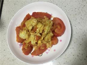 翻炒几下出红汤后倒入鸡蛋，并撒盐，少许的生抽，翻炒几下就可以关火了。