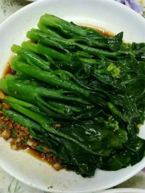 先把洗好的芥兰放盘子里，每根的长度差不多