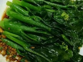 先把洗好的芥兰放盘子里，每根的长度差不多
