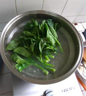 等20秒，把芥兰捞上来摆盘子，再把爆炒好的蒜和油淋上去就可以了