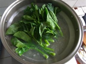 等20秒，把芥兰捞上来摆盘子，再把爆炒好的蒜和油淋上去就可以了