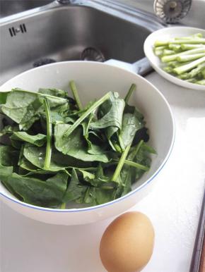 菠菜洗净，切成段（如果是给小朋友吃的就切得碎一点）