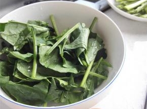 菠菜洗净，切成段（如果是给小朋友吃的就切得碎一点）