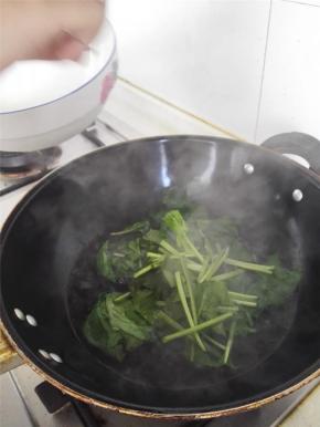 菠菜焯水短生30秒