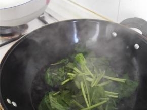 菠菜焯水短生30秒