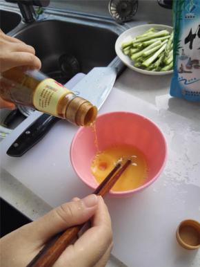 鸡蛋加入些许料酒和适量盐（四分之一茶匙）打成蛋液