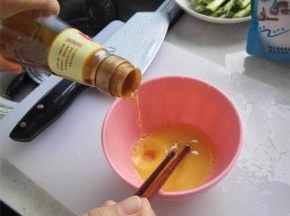 鸡蛋加入些许料酒和适量盐（四分之一茶匙）打成蛋液
