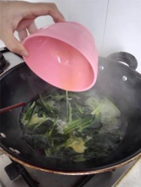 再起一锅热水少开后放入焯过水的菠菜，之后打入蛋液，蛋液入水后凝固一些后再拿筷子搅动成蛋花