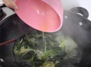 再起一锅热水少开后放入焯过水的菠菜，之后打入蛋液，蛋液入水后凝固一些后再拿筷子搅动成蛋花