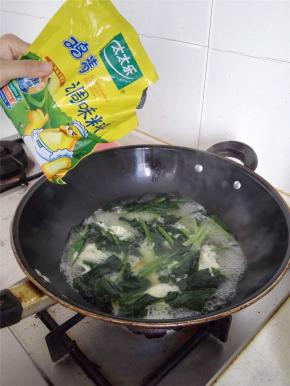 加盐和鸡精调味，最后滴几滴色拉油，就可以出锅了