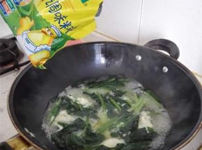 加盐和鸡精调味，最后滴几滴色拉油，就可以出锅了