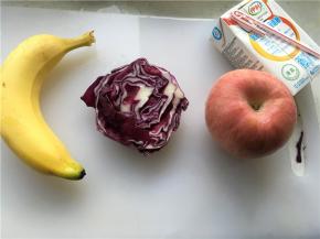 .准备好食材，牛奶适量，香蕉一根，苹果一个，紫甘蓝扁扁的半个手掌大小就可以。紫甘蓝可以利用小苏打洗净。