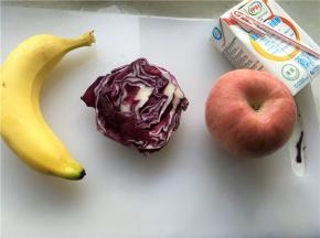 .准备好食材，牛奶适量，香蕉一根，苹果一个，紫甘蓝扁扁的半个手掌大小就可以。紫甘蓝可以利用小苏打洗净。