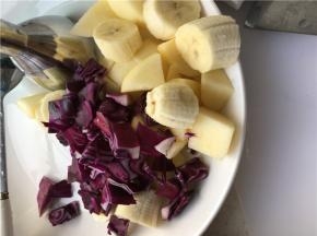 食材切丁，放入榨汁机或料理机（不用过滤网）打成糊。