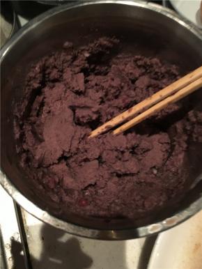 准备好红豆沙。懒人方法是提前一晚用把红豆灌进热水壶，热水壶倒满刚开的热水，第二天红豆就闷得很熟了，倒掉部分红豆水用搅拌机搅成泥就可以了。