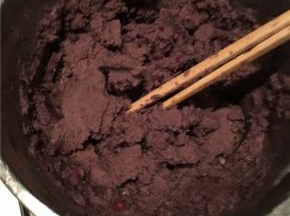 准备好红豆沙。懒人方法是提前一晚用把红豆灌进热水壶，热水壶倒满刚开的热水，第二天红豆就闷得很熟了，倒掉部分红豆水用搅拌机搅成泥就可以了。